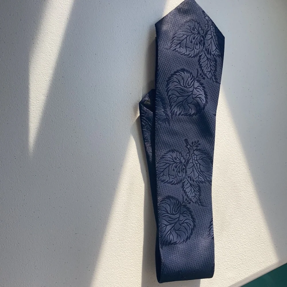 Vintage 90s navy blue with leave pattern tie